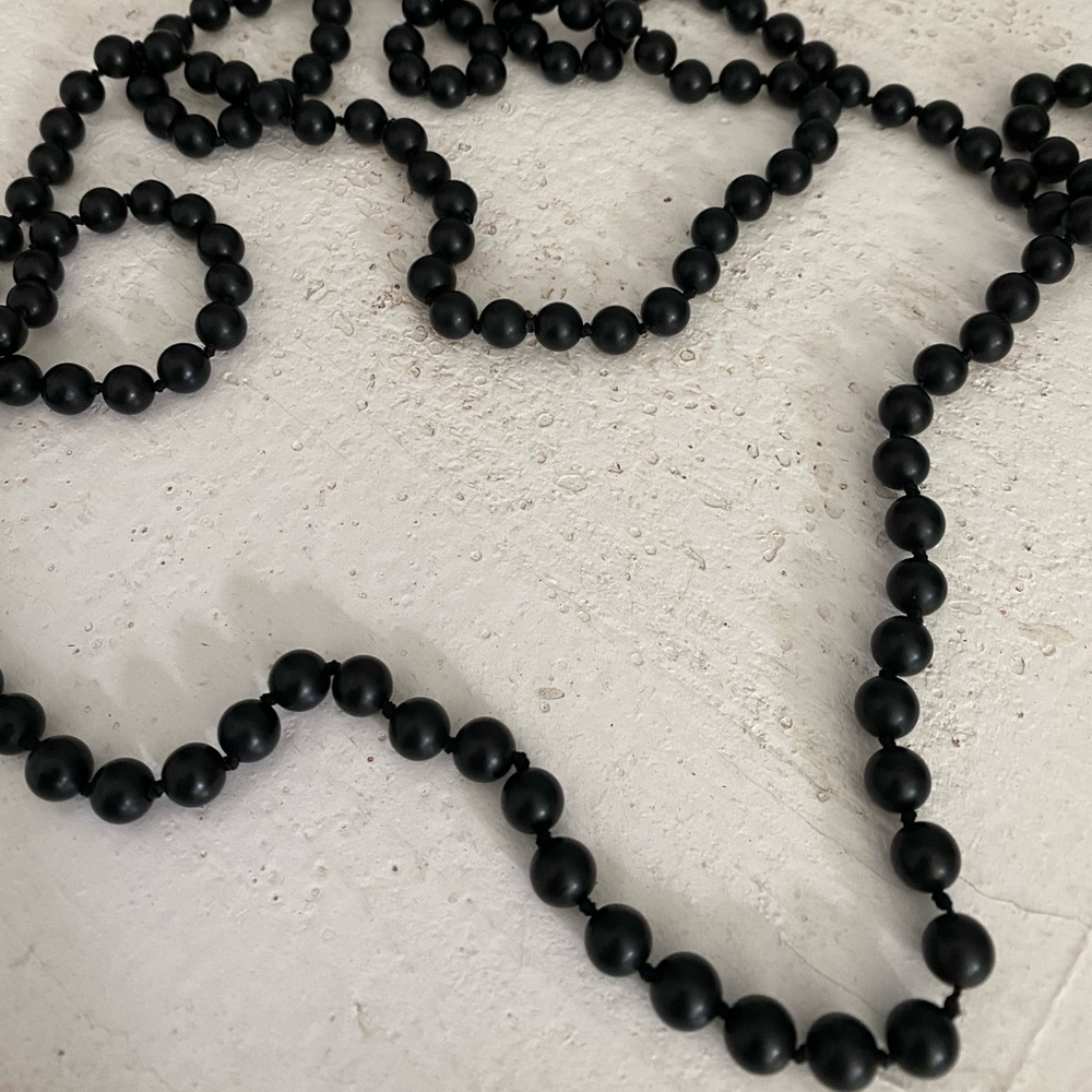 Extra long beaded necklace (black)